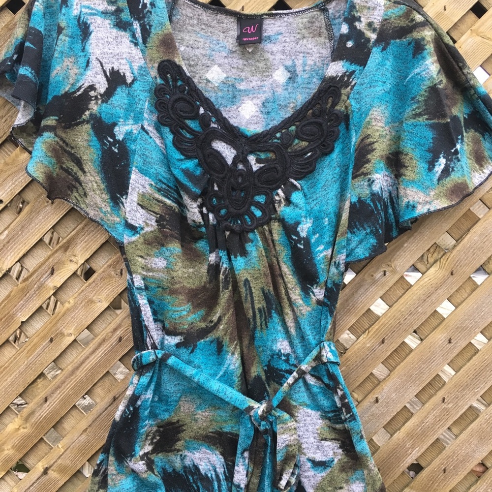 Short sleeve top with waist belt